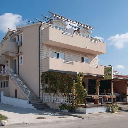 Apartmani Riva Рогозница Экстерьер фото