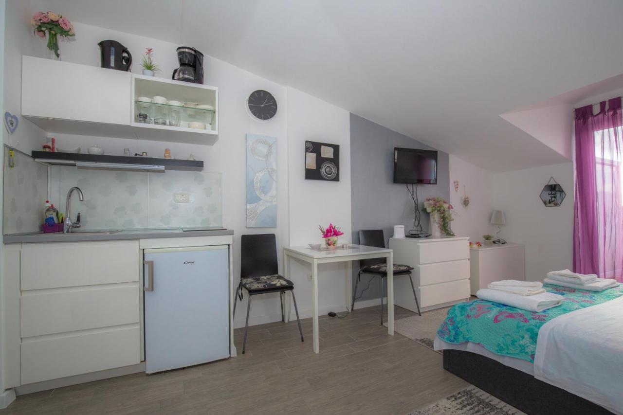 Apartmani Riva Рогозница Экстерьер фото