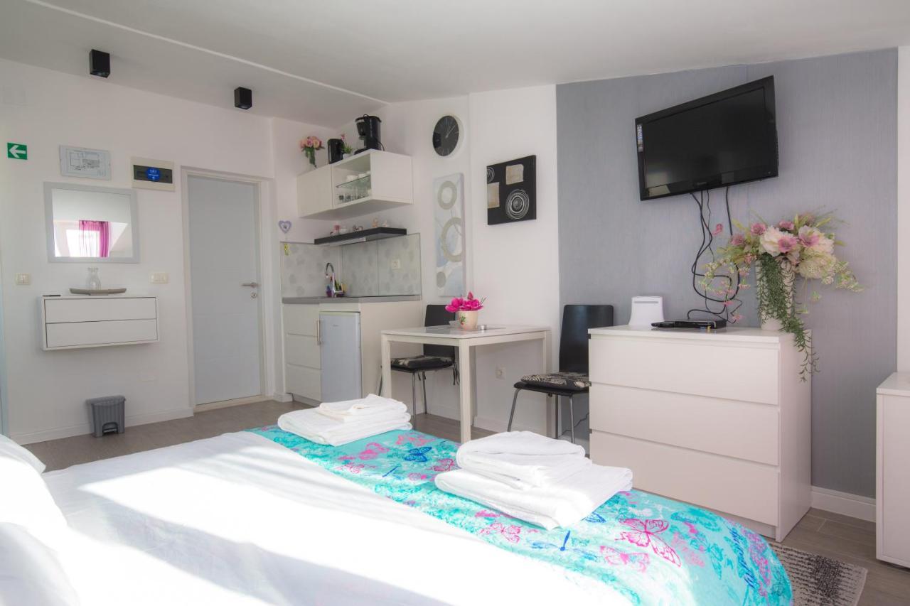 Apartmani Riva Рогозница Экстерьер фото